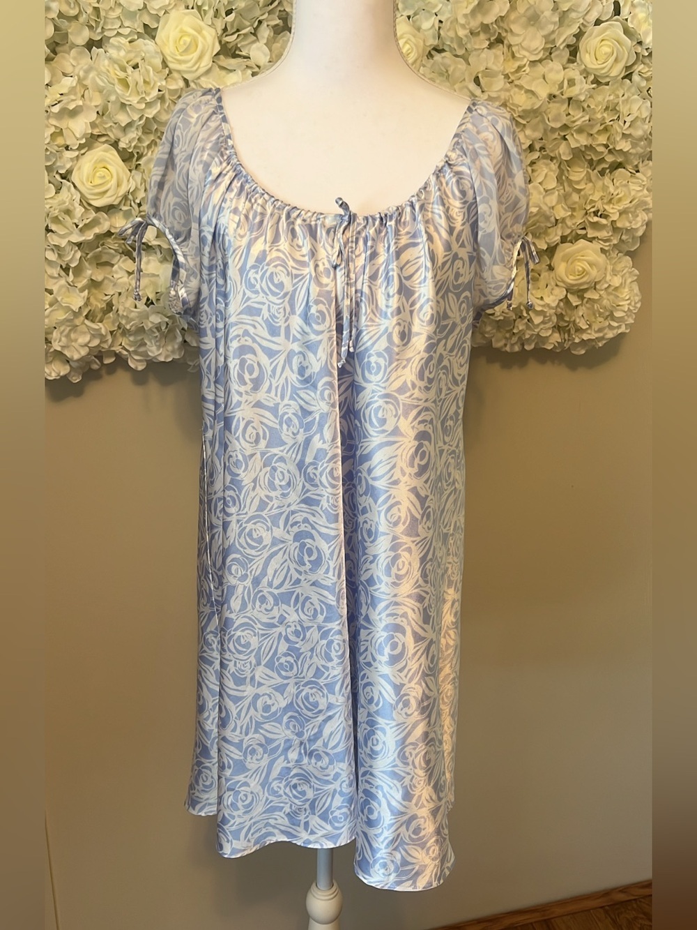 Oscar de la Renta Light Blue and White Rose-Print Satin Nightgown